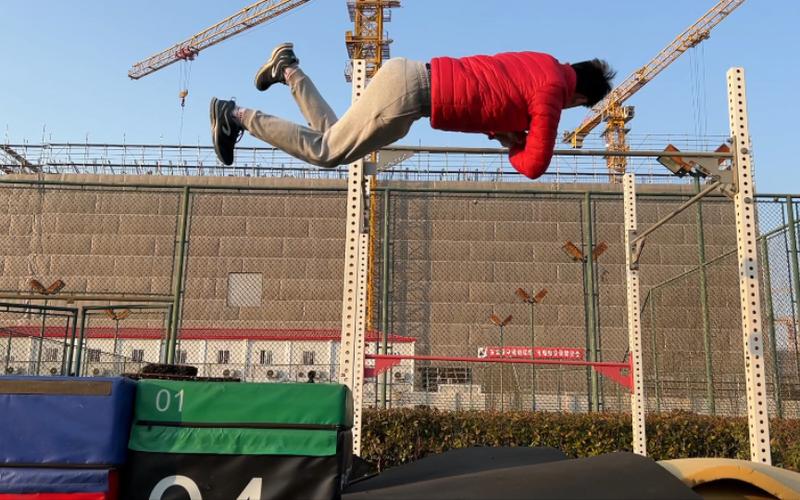 红衣人跑酷VS特警