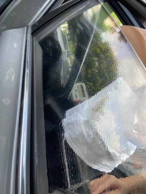 保护膜撕下来后有胶