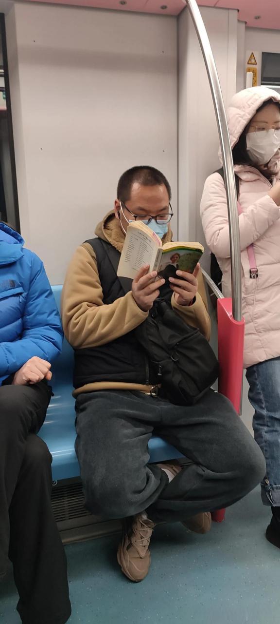 学生地铁上看书
