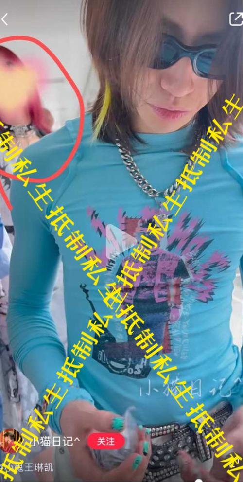 美女给小鬼追赶到乱葬岗