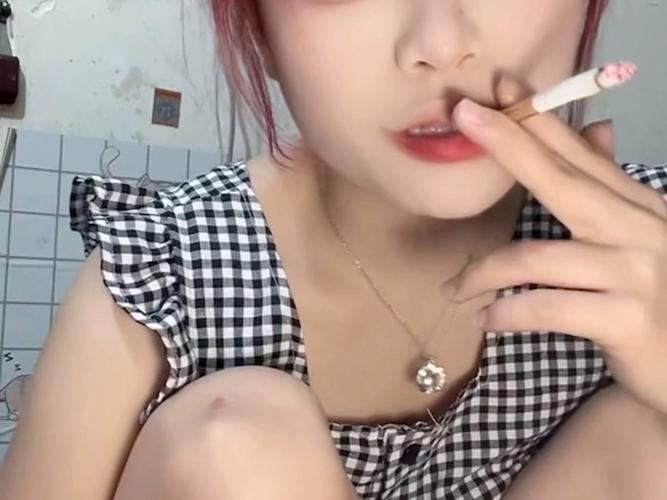 初中女生有烟瘾