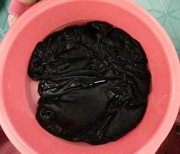 白衣服染了黑色怎么洗掉