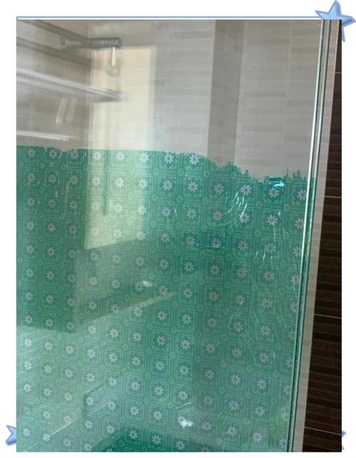 窗户贴纸老化的处理方法
