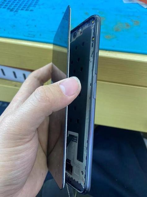 手机屏幕脱胶要换屏吗